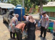 Polisi Bersama Masyarakat, Polsek Cibalong Salurkan 1.500 Liter Air Bersih untuk Warga Desa Karyasari